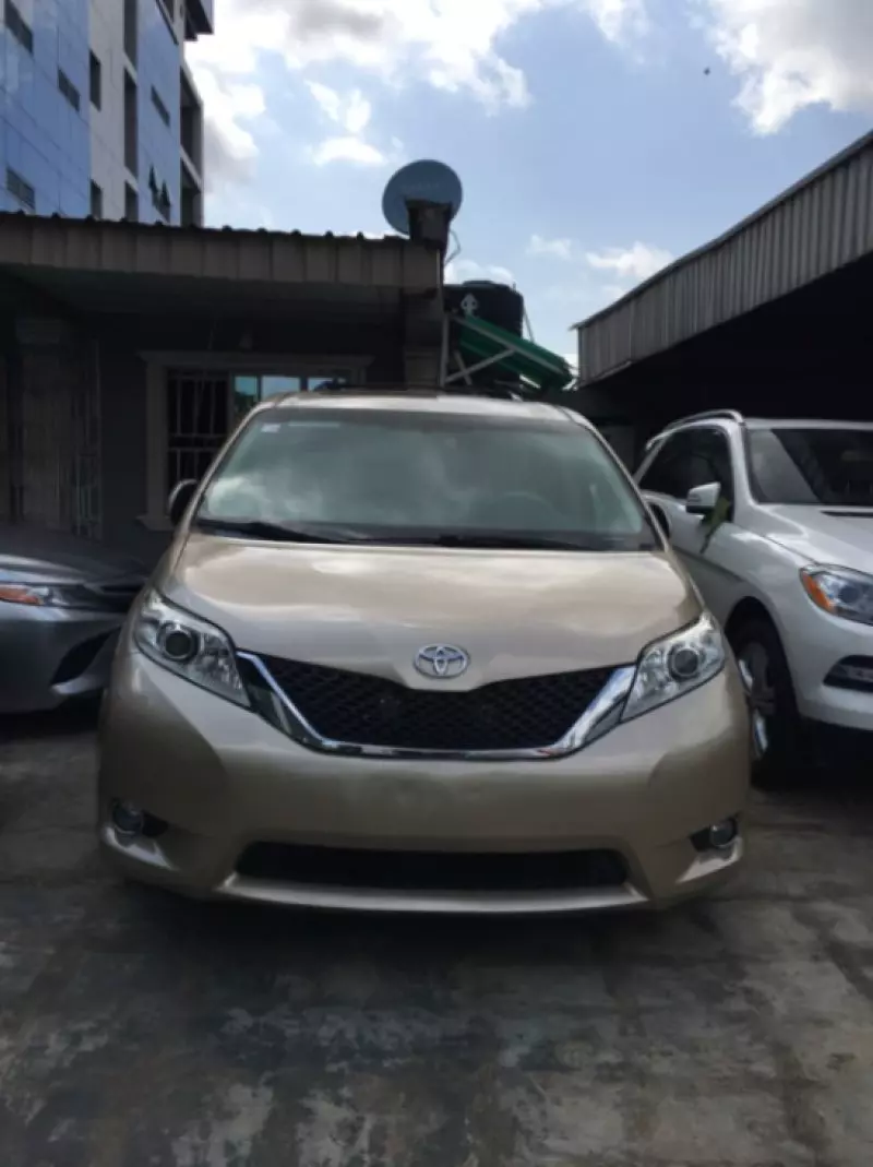 Toyota Sienna   - 2013