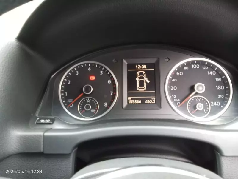 Volkswagen Tiguan   - 2015