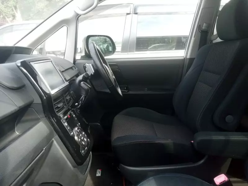 Toyota Noah   - 2012