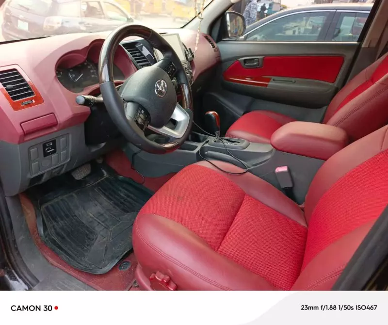 Toyota Hilux    - 2014