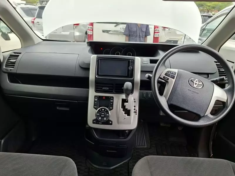 Toyota Noah   - 2012