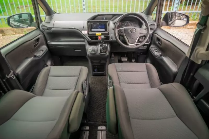 Toyota Voxy    - 2018