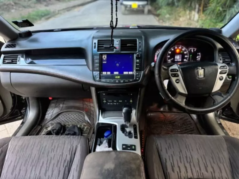 Toyota Crown   - 2012