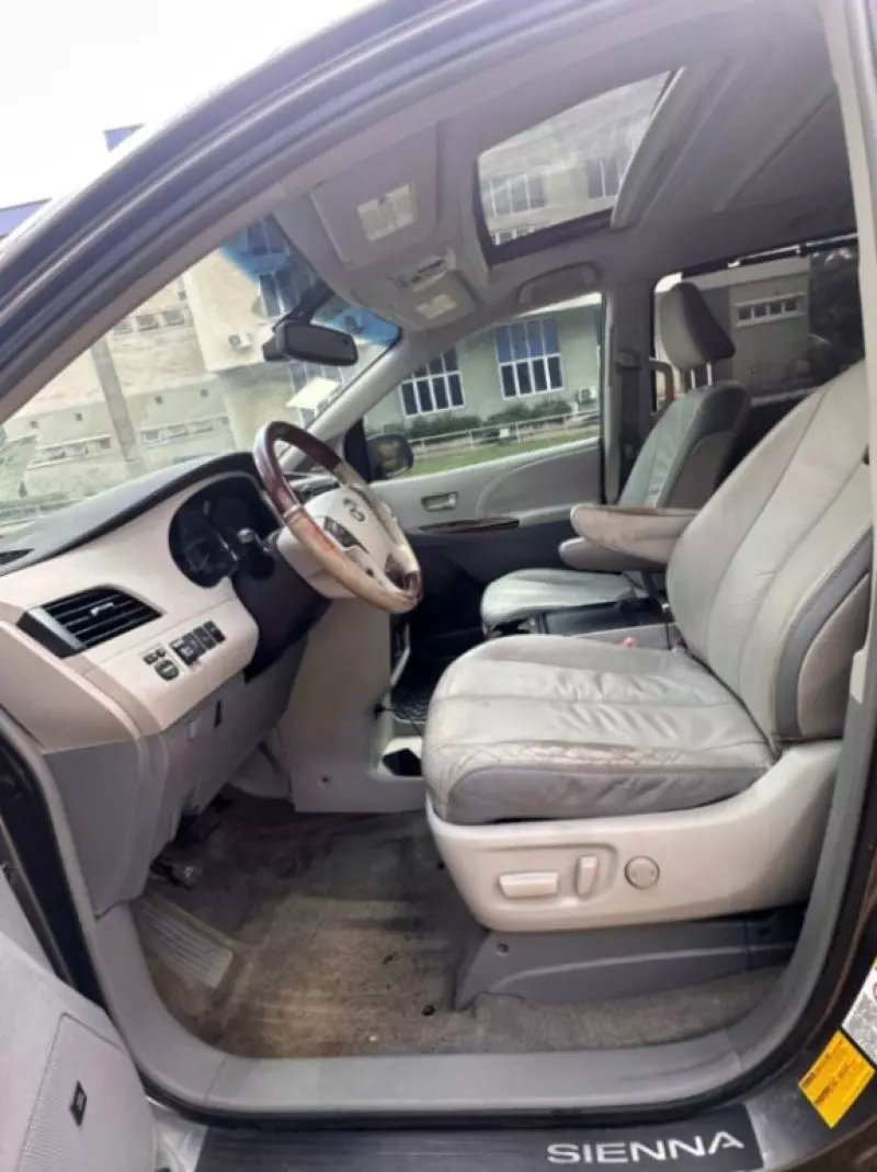 Toyota Sienna - 2011