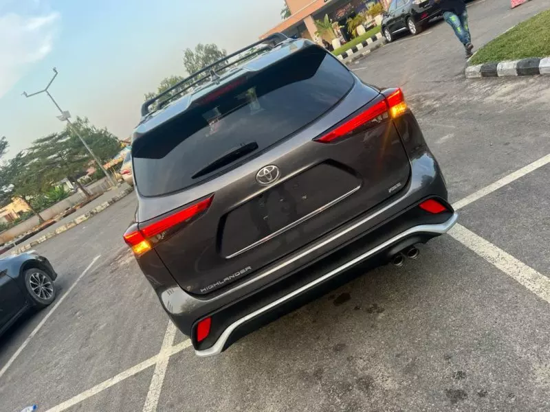 Toyota Highlander   - 2021