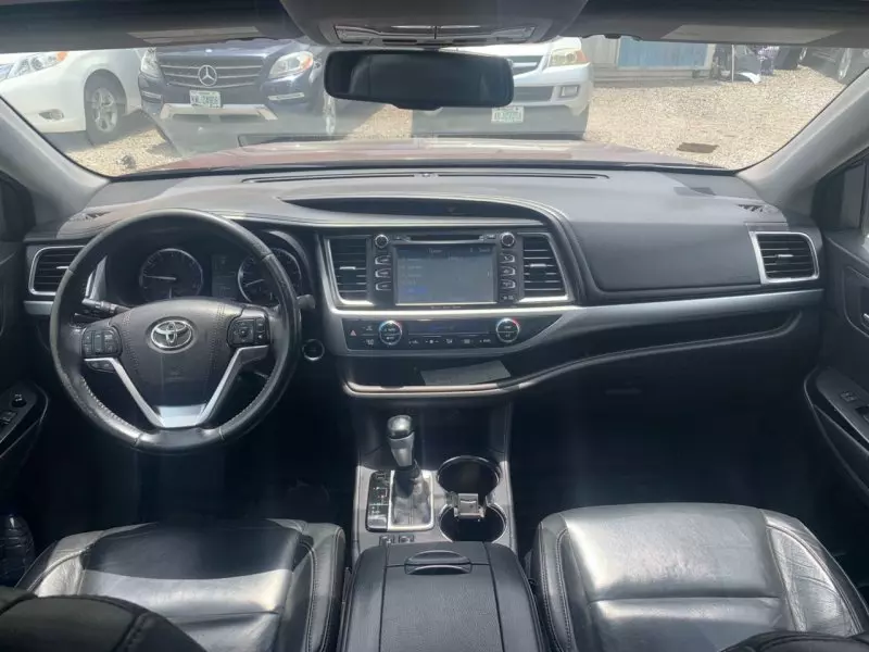 Toyota Highlander   - 2016