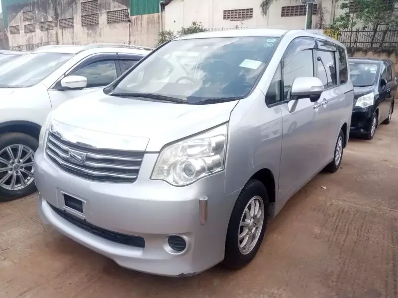 Toyota Noah   - 2012