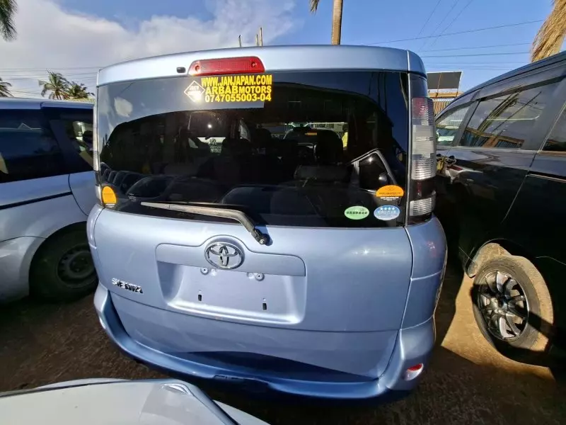 Toyota Sienta   - 2012