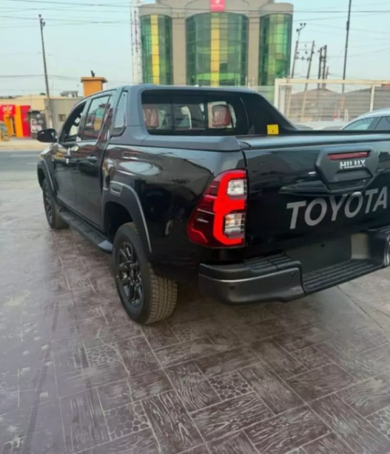 Toyota Hilux   - 2024
