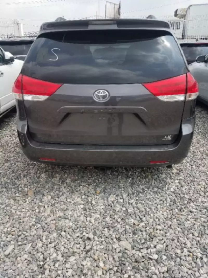 Toyota Sienna   - 2011