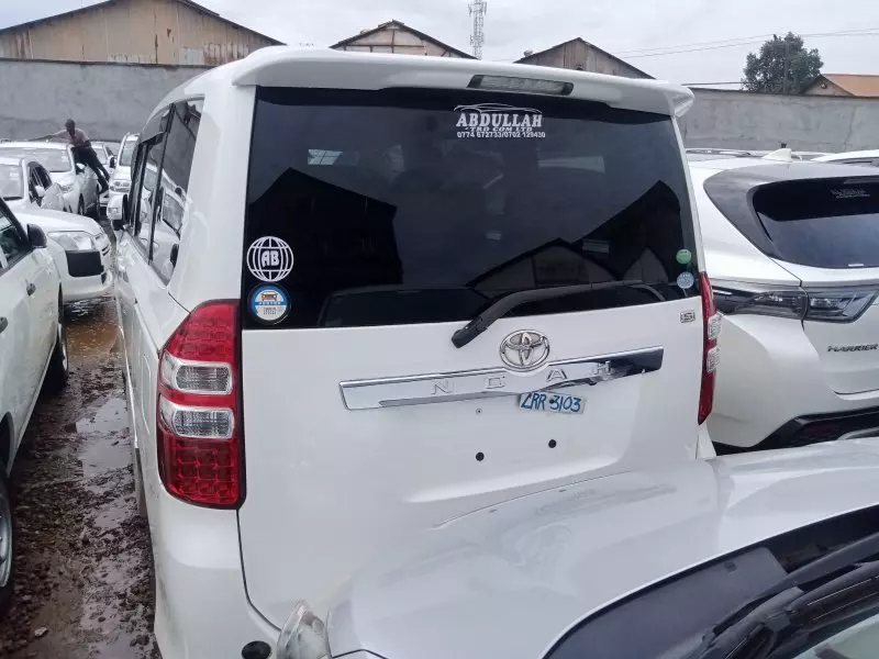 Toyota Noah   - 2012