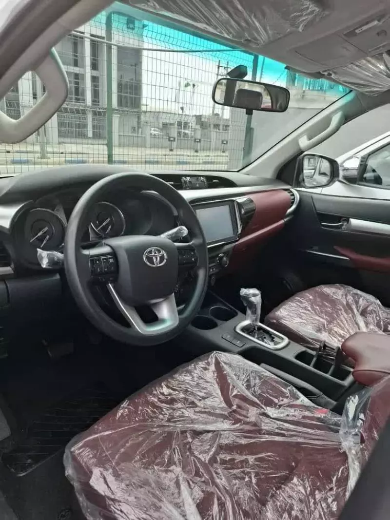 Toyota Hilux   - 2024