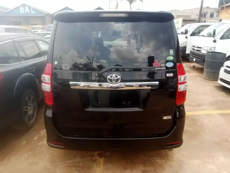 Toyota Noah   - 2012