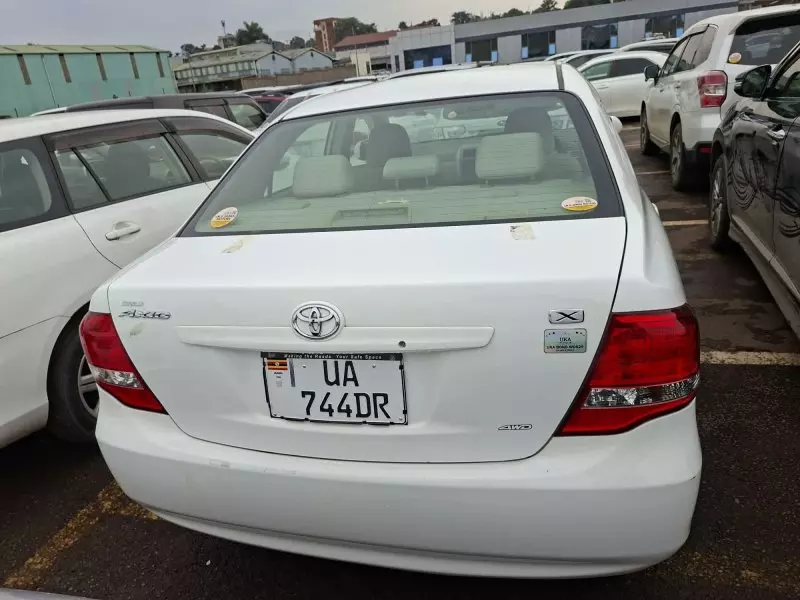 Toyota Axio    - 2012