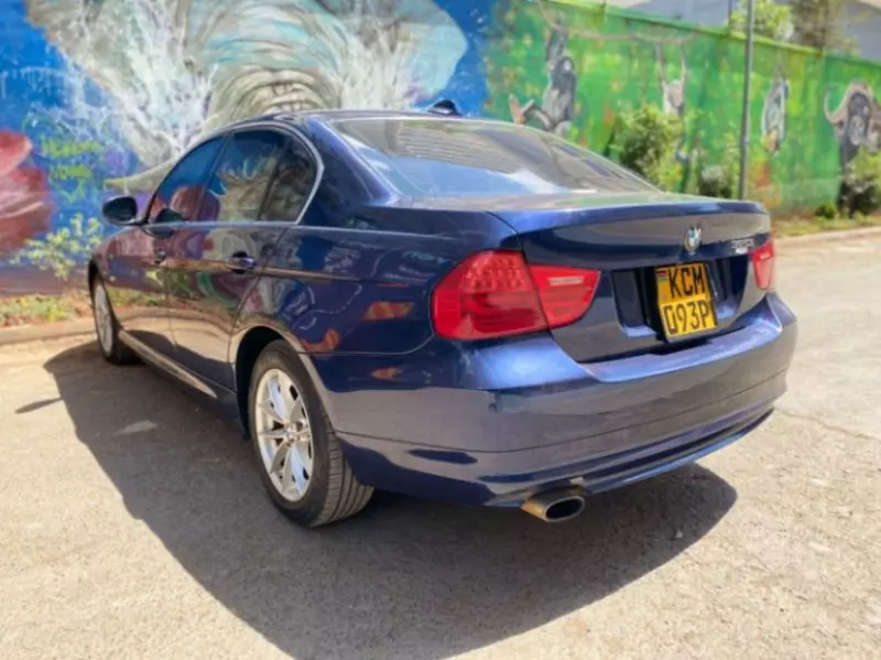 BMW 320i   - 2011