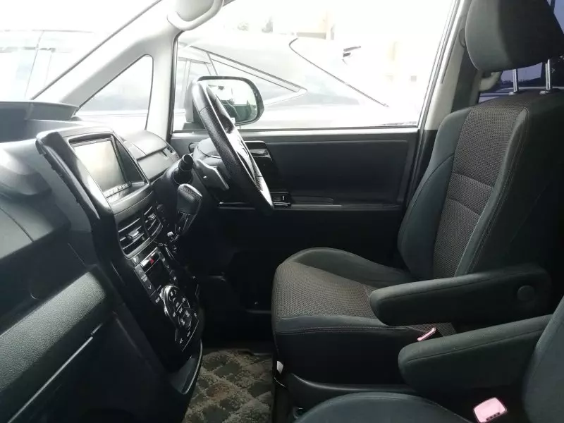 Toyota Noah   - 2011