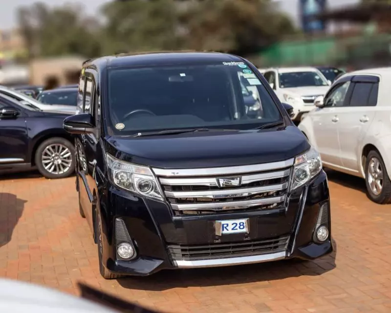 Toyota Noah   - 2014