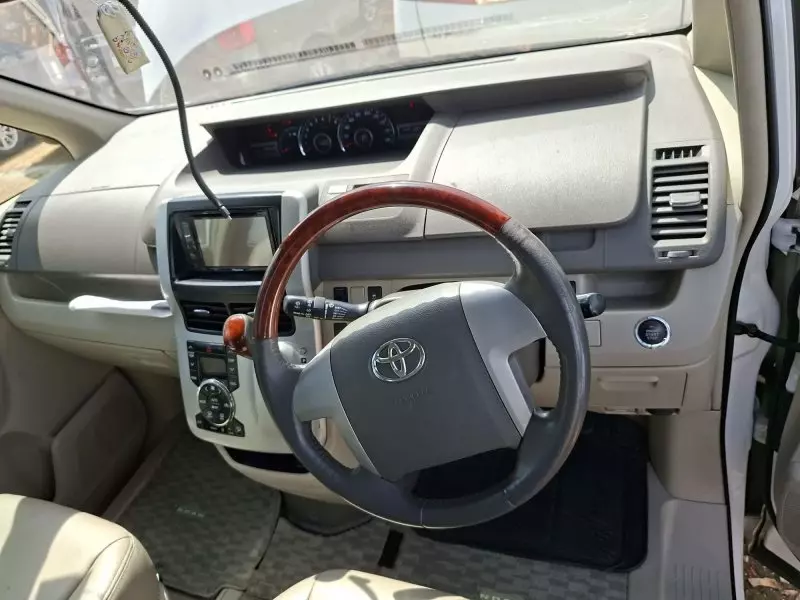 Toyota Noah   - 2012