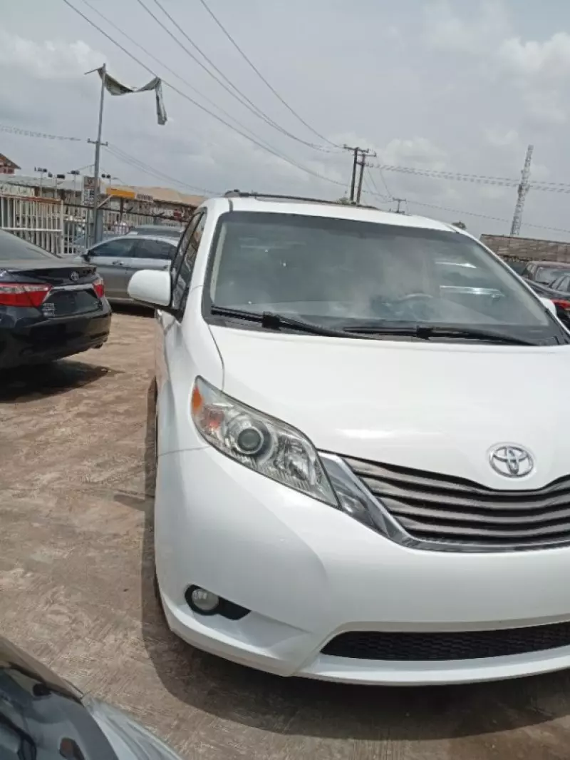 Toyota Sienna - 2011