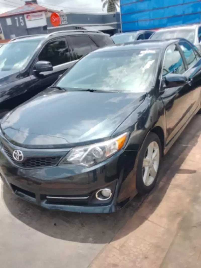 Toyota camry   - 2012