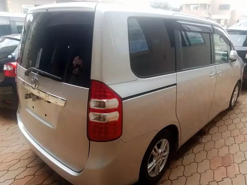Toyota Noah   - 2012