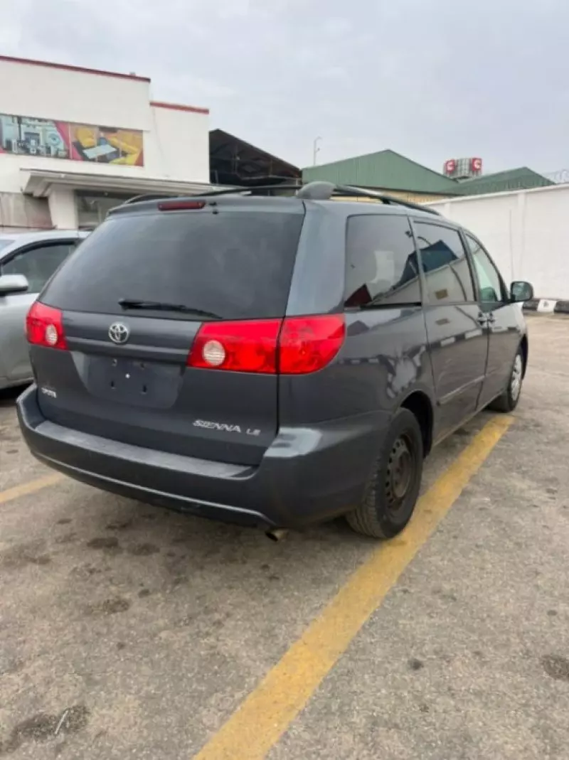 Toyota Sienna   - 2007