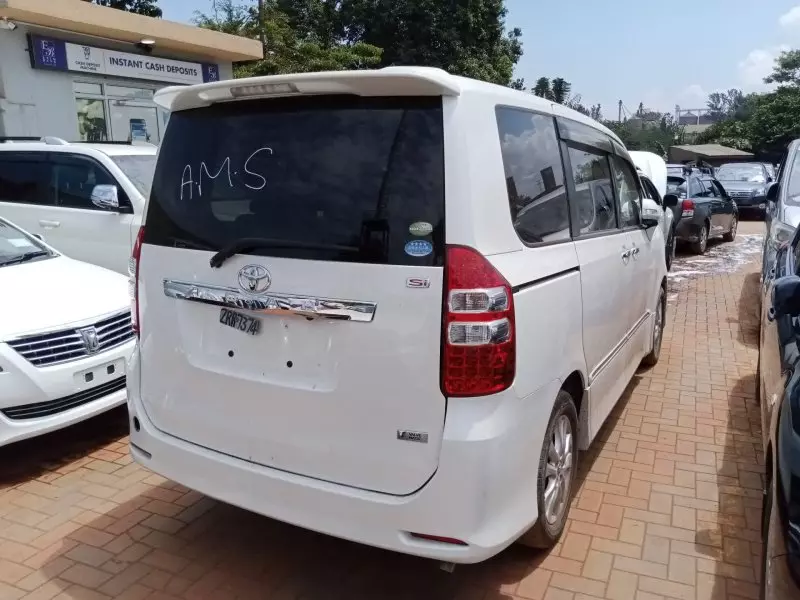 Toyota Noah   - 2012
