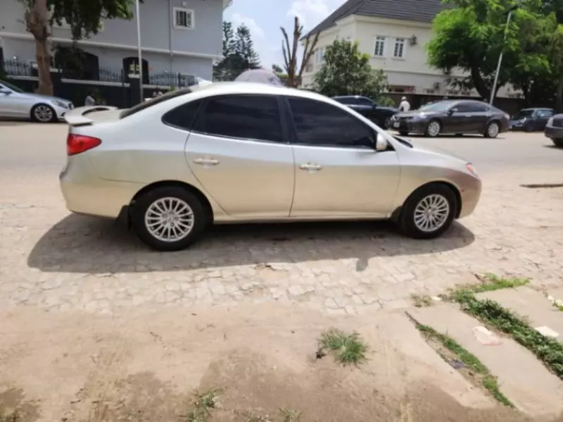 Hyundai Elantra   - 2009