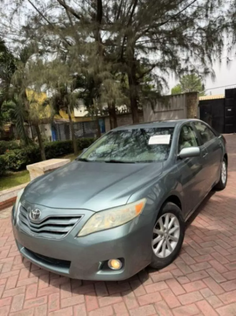 Toyota Camry   - 2010