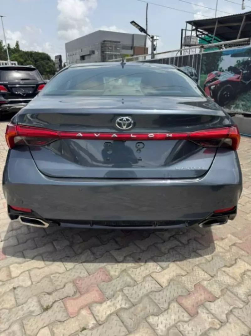 Toyota Avalon   - 2019