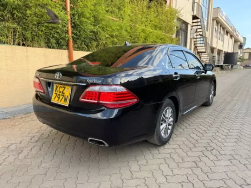 Toyota Crown   - 2012