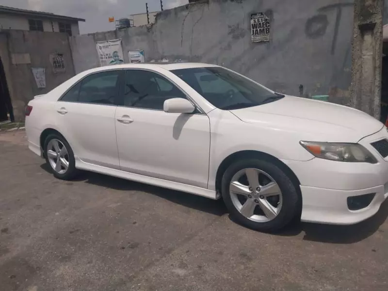 Toyota Camry   - 2011