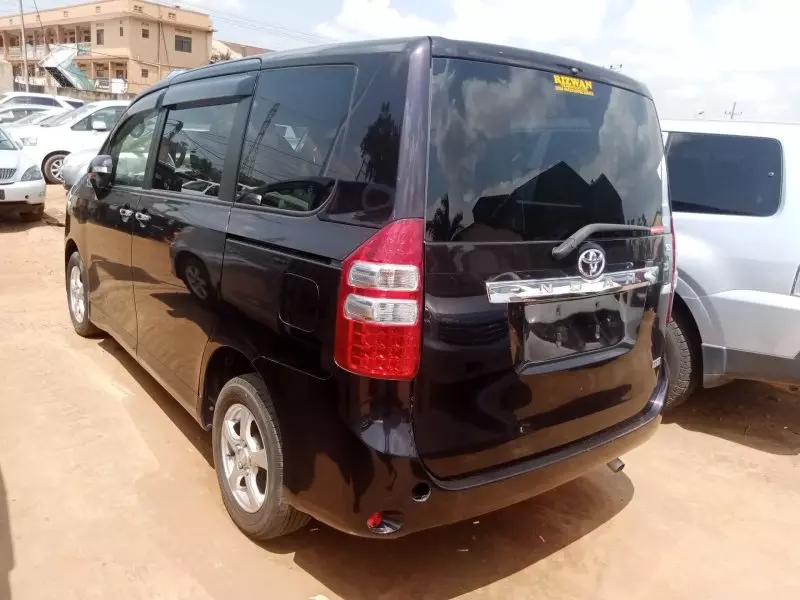 Toyota Noah   - 2012