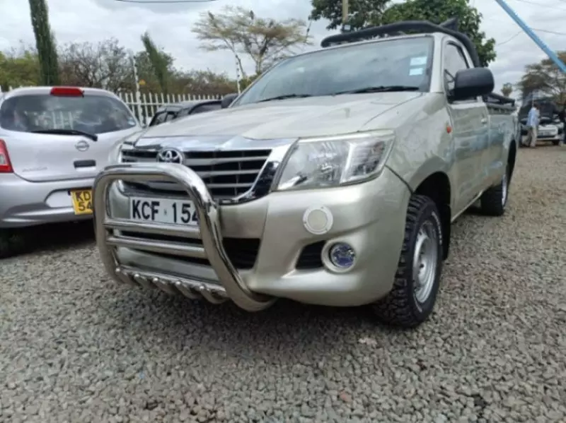 Toyota Hilux    - 2015