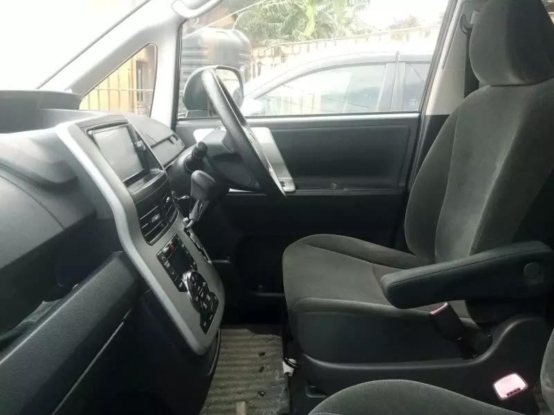 Toyota Noah   - 2013