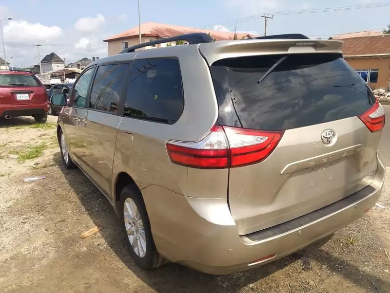 Toyota Sienna   - 2016