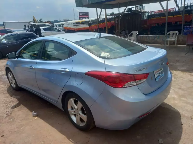 Hyundai Elantra   - 2012