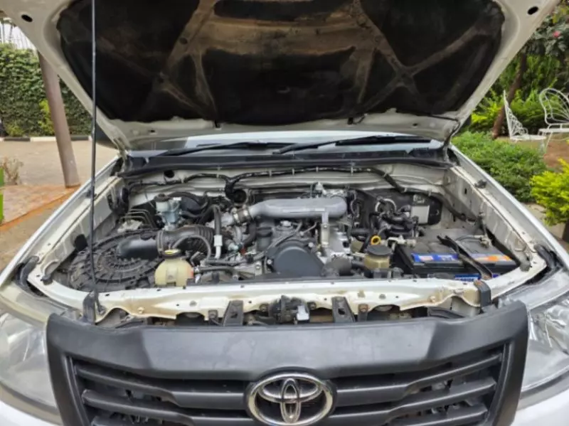 Toyota Hilux   - 2015