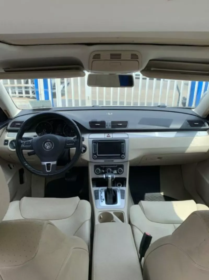 Volkswagen Passat   - 2010