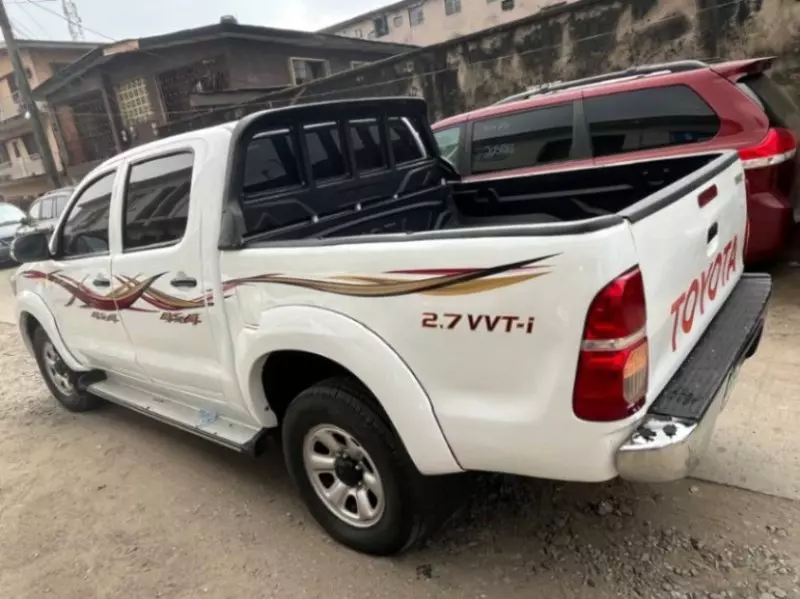 Toyota Hilux   - 2010