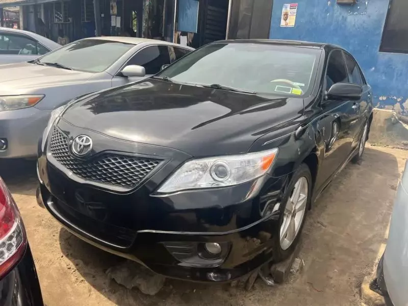 Toyota Camry   - 2011