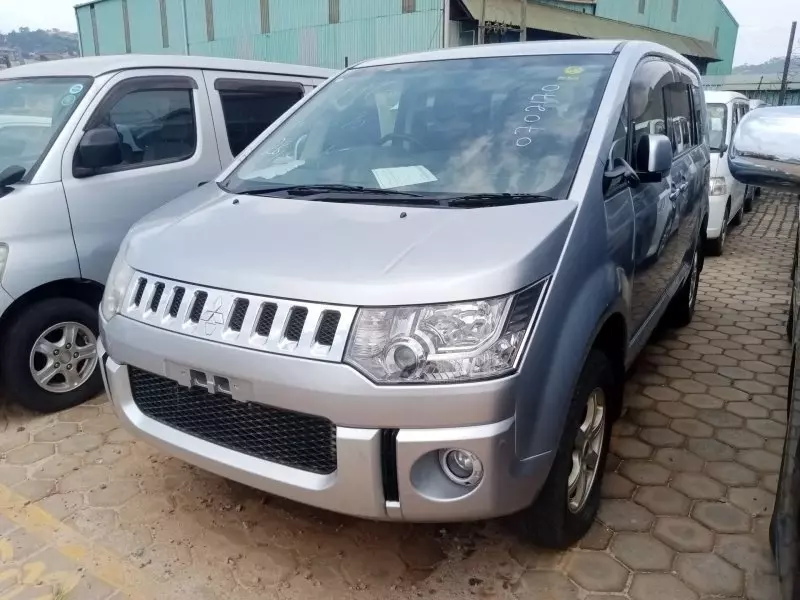 Mitsubishi Delica    - 2012