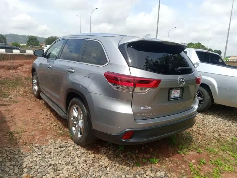 Toyota Highlander   - 2016