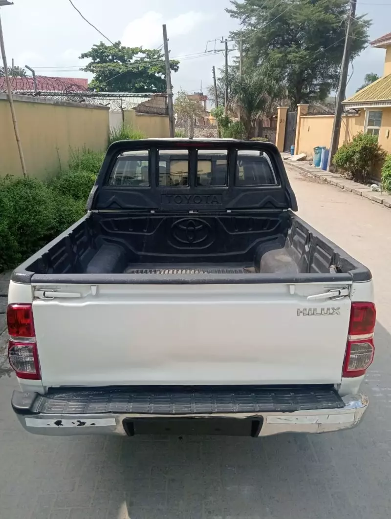 Toyota Hilux   - 2012