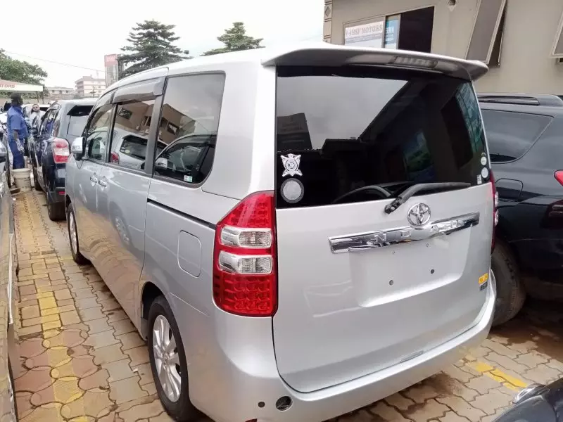 Toyota Noah   - 2011