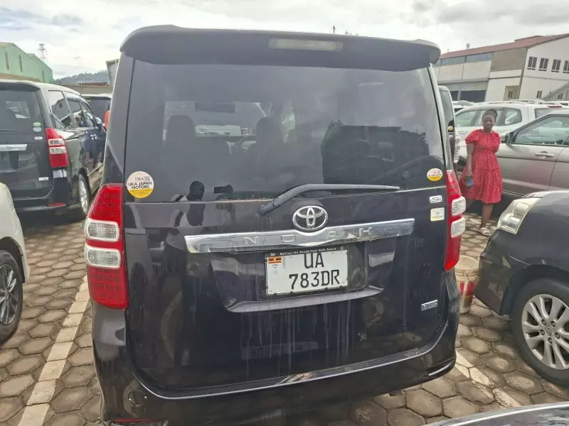 Toyota Noah   - 2012