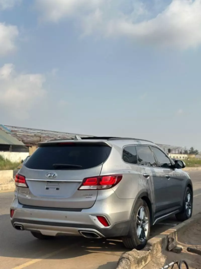 Hyundai Santa Fe   - 2017