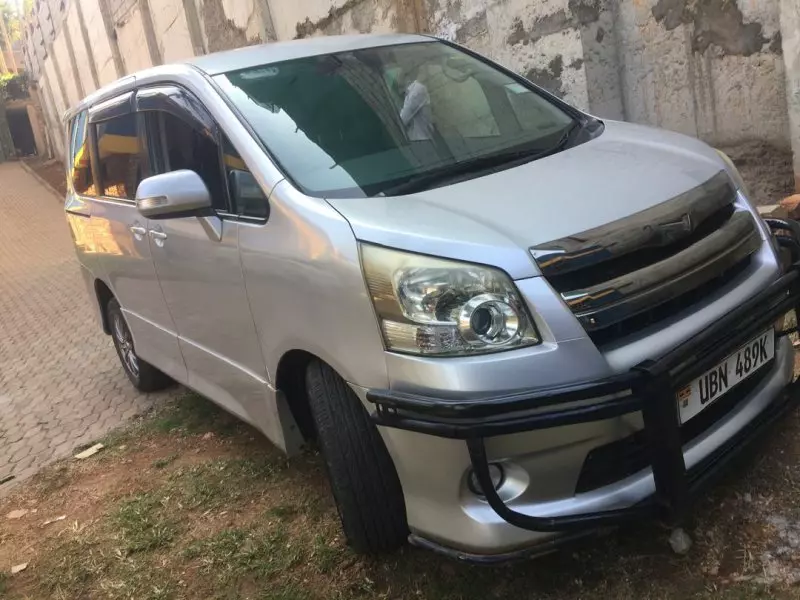 Toyota Noah   - 2009