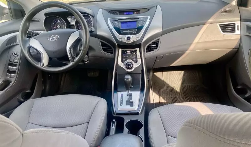 Hyundai Elantra   - 2012