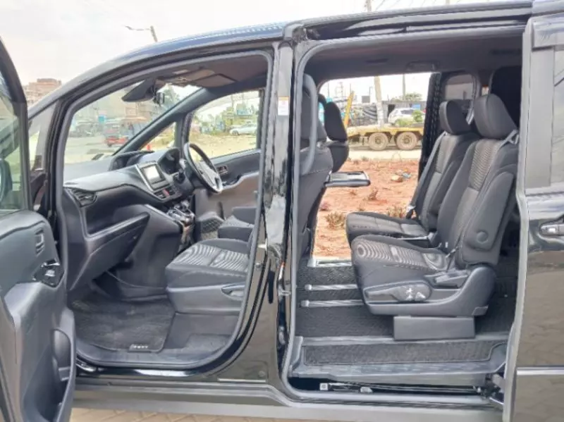 Toyota Voxy    - 2019